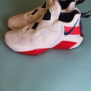 NIKE MEN'S LEBRON 14 USA SIZE 11.5 BASKETBALL SHOES WOB